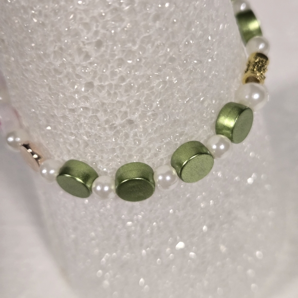 Green and White Beaded Bracelet - Picture 4 of 5